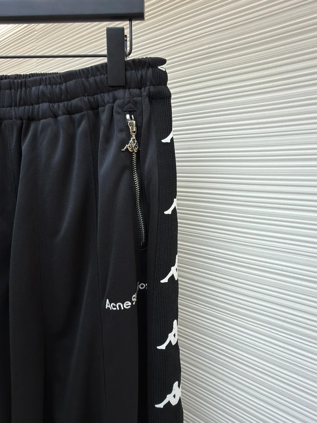 Acne Studios The iconic Acne Studios logo is exquisitely footnoted, encountering Kappa's classic logo and arranged in an orderly manner. The classic string logo pattern presents the side in a smart manner, injecting a dynamic soul into the pants. The metal decoration is scattered and low-key, highlighting the noble lineage of the joint name. A unique fashion feast uses imported machine embroidery technology. Advanced computer control systems and sophisticated mechanical components are used to realize the Acne Studios X Kappa logo embroidery operation with high precision, smooth and delicate lines, and jacquard technology. By weaving the Acne Studios and Kappa logo patterns on the surface of the fabric, the technology controls the interweaving of the warp and weft lines, and precisely controls the interweaving density and tension of the yarn to make it more three-dimensional. The webbing is electrically cut by hand at the flower position. The webbing is accurately aligned manually and then cut using electric cutting equipment to ensure that the patterns are accurately connected. The fabrics have been washed and have a better hand feel and texture. It is not easy to deform, shrink or fade, and maintains long-term beauty. The overall wiring is straight and delicate, the fabric is comfortable and soft, and the color is consistent without color difference. It can be matched with the same style to create a fashionable look and control various occasions. Customized accessories, complete with three standards, same style for men and women!